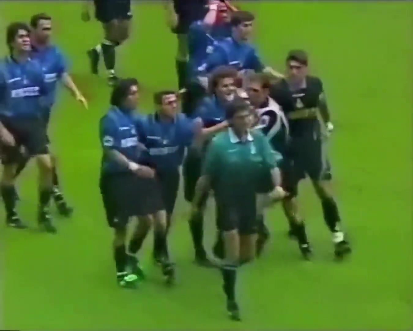 [你怎么看？]网友：这次曼联球迷应该深刻体会到了当年国米球迷的愤怒