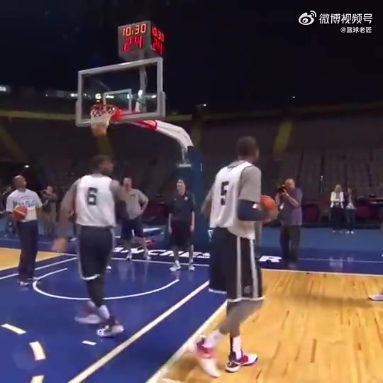 [推荐]詹姆斯自创脚步！把一旁的杜兰特看得一愣一愣的