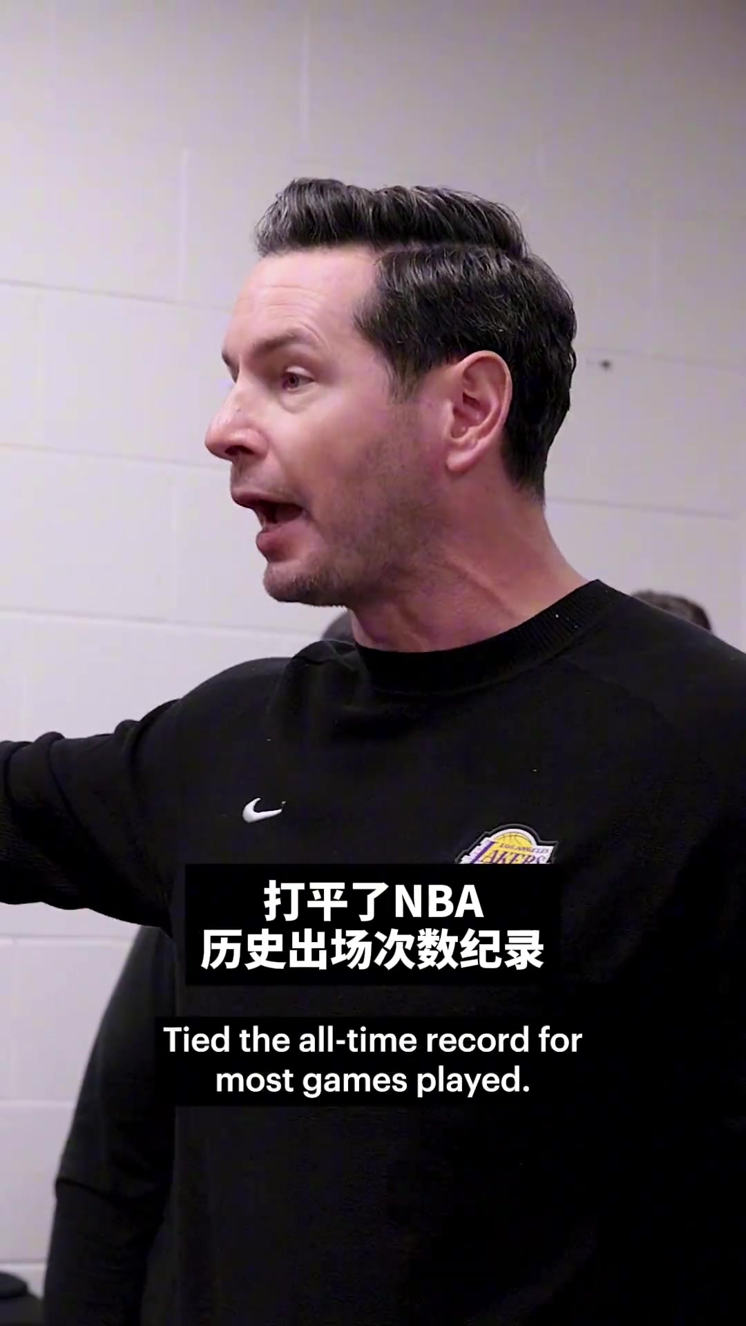 [球迷看点]近日湖人赛后更衣室，为两位达成里程碑的球员欢呼致