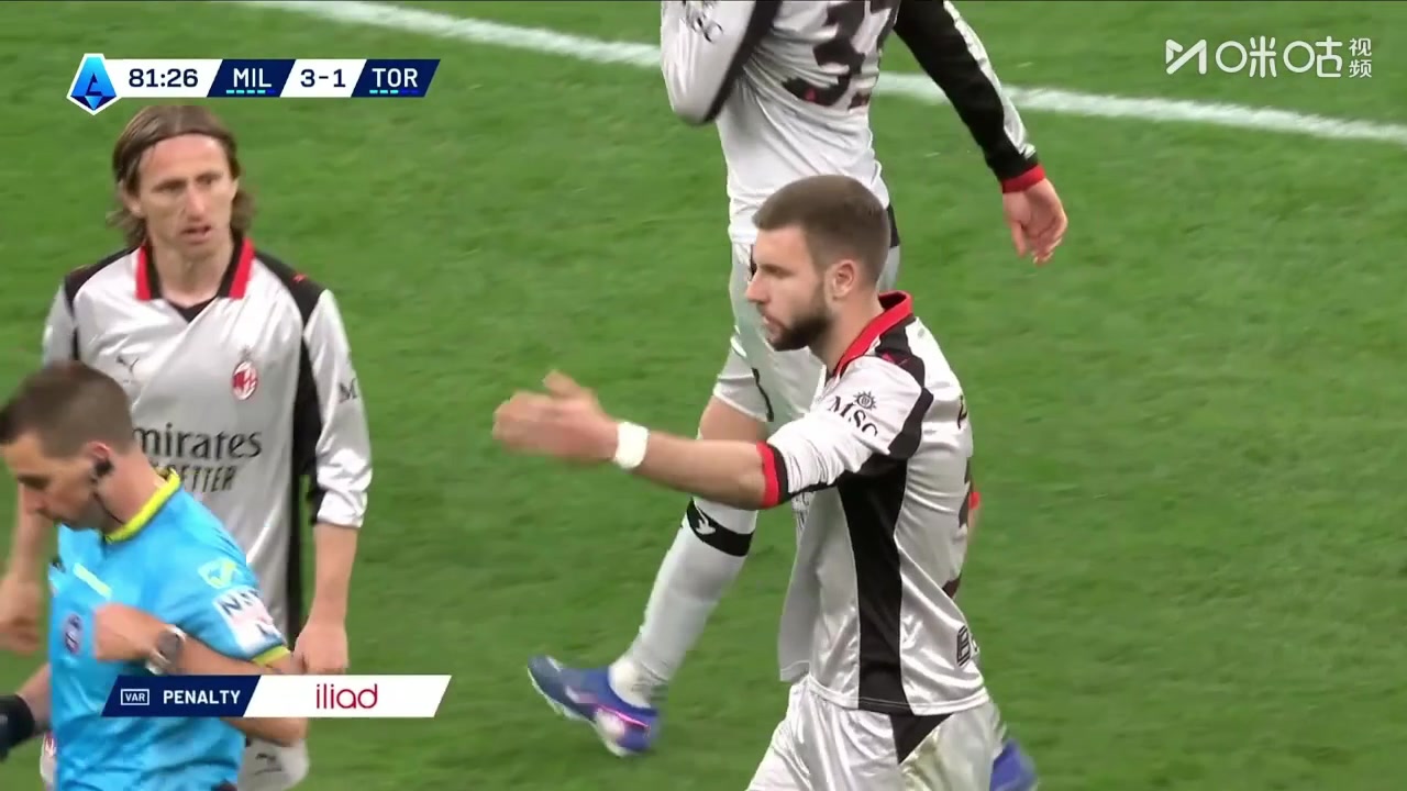 帕夫洛维奇禁区内犯规！主裁查看VAR判罚点球！弗拉西奇主罚命中