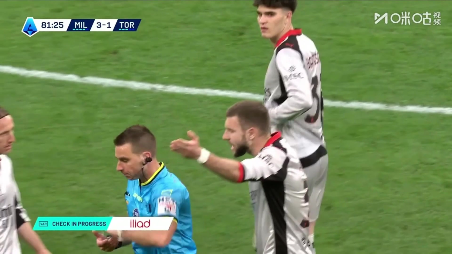 帕夫洛维奇禁区内犯规！主裁查看VAR判罚点球！弗拉西奇主罚命中