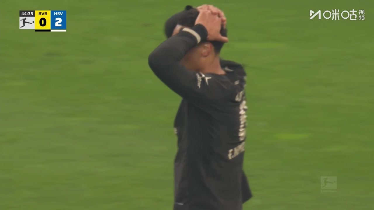 错失进球！拜尔禁区内被放倒造点！恩梅查主罚点球直接射偏！