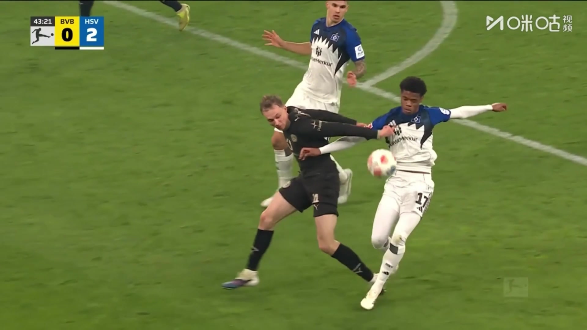 错失进球！拜尔禁区内被放倒造点！恩梅查主罚点球直接射偏！