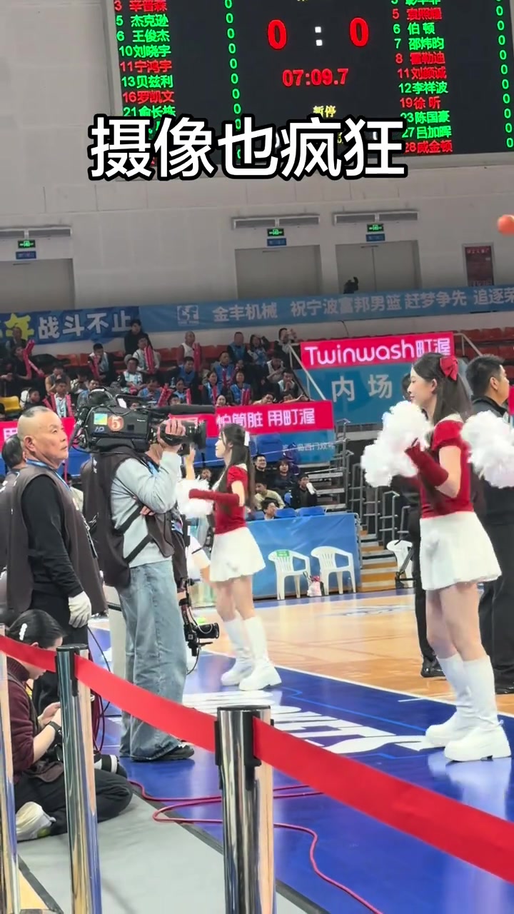 [今日视频]摄像师在拉拉队美女的带动下也舞了一曲...