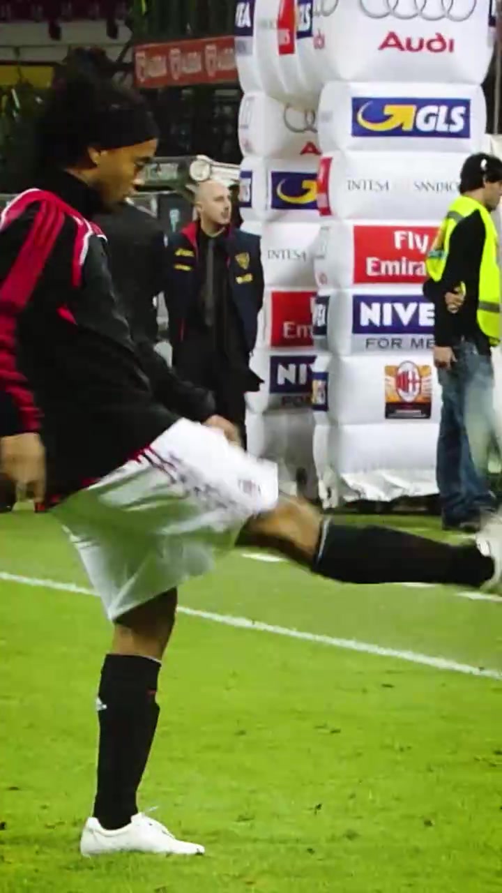 【精彩剪辑】球场魔法师！米兰官推昨日为小罗庆生！