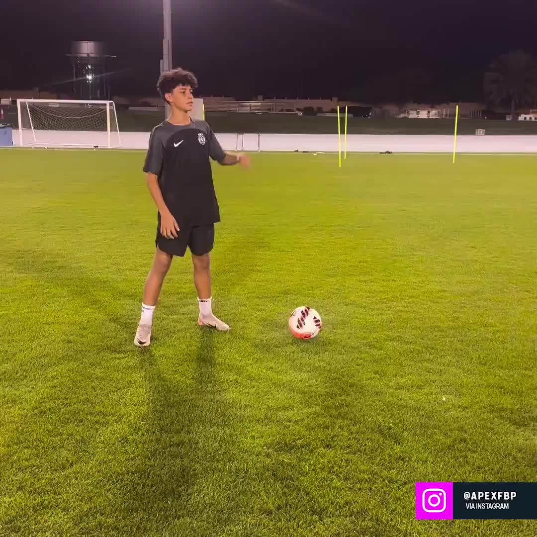 【推荐视频】迷你罗这任意球脚法真像C罗啊，但力度和旋转貌似还