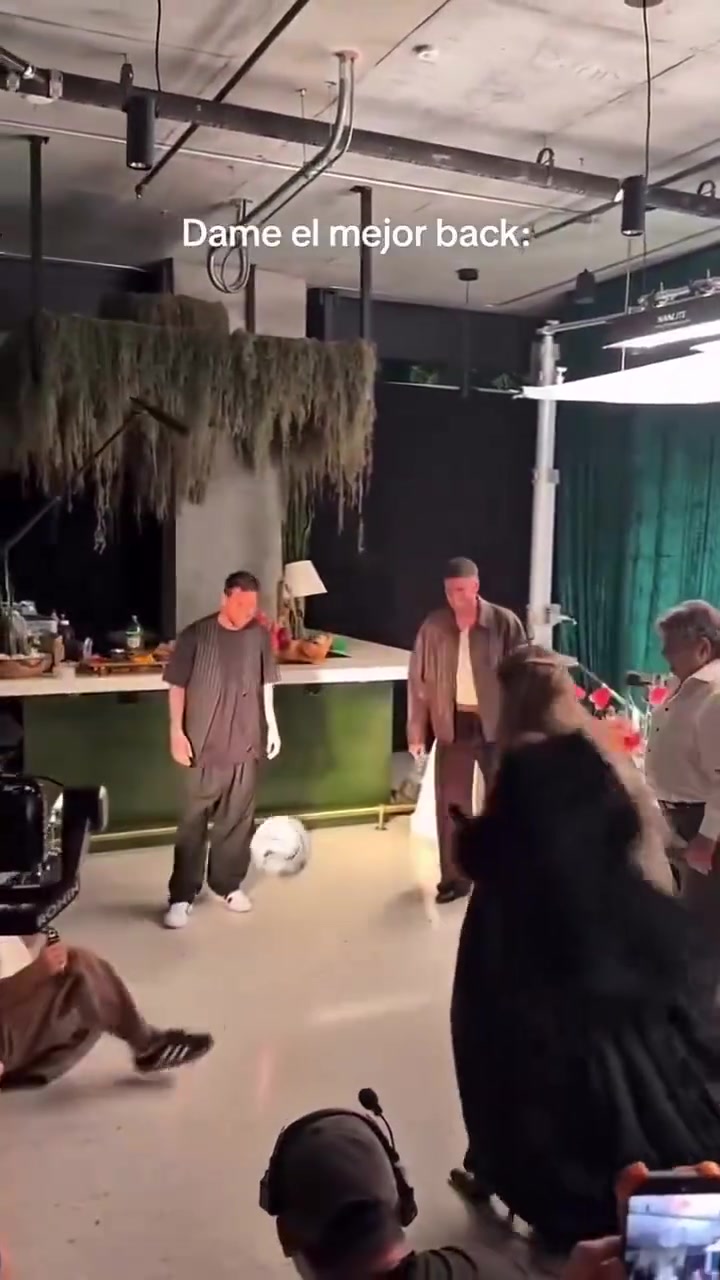 [体育视频]片场也不能少了足球！梅西和德保罗在MV的幕后花絮