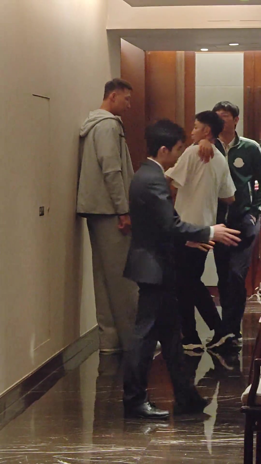 [球迷看点]网友在饭店偶遇易建联！看这状态好像喝多了，都靠墙