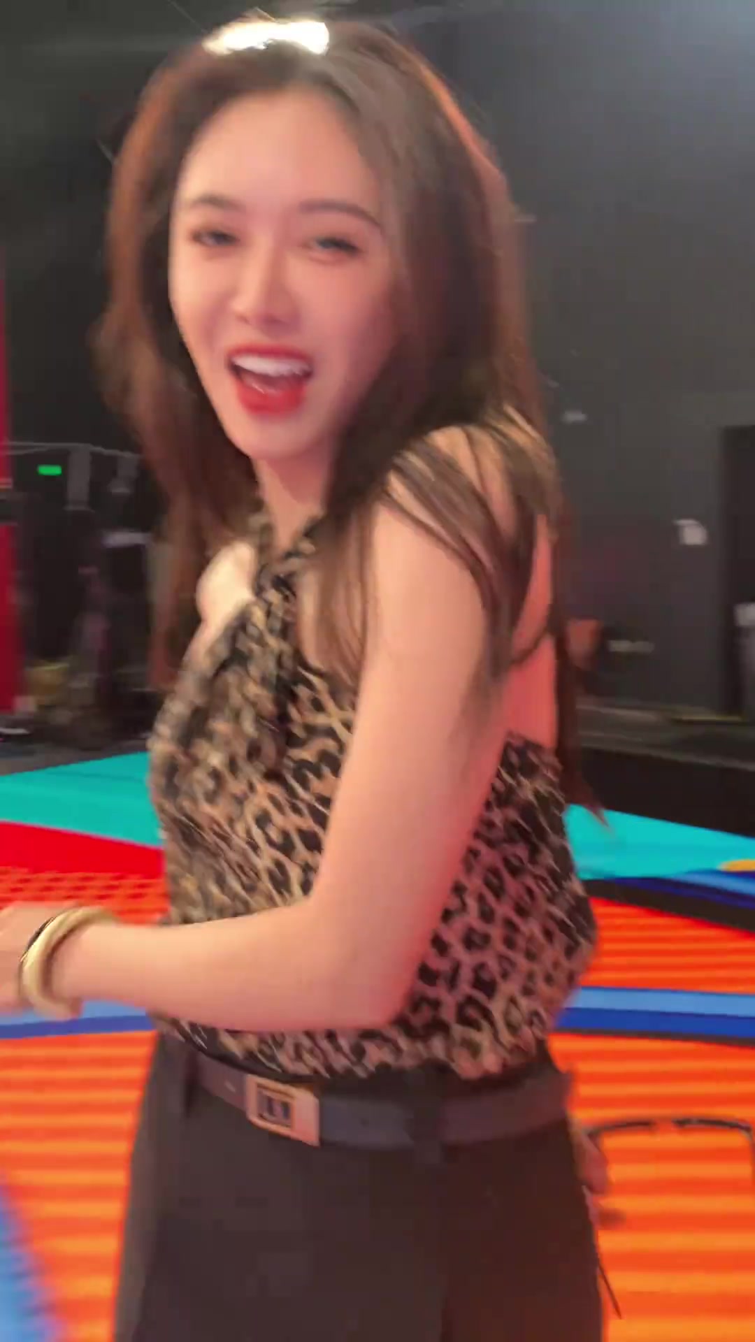 此前“美娜”身穿豹纹翩翩起舞！吧友们觉得娜姐这舞技如何？