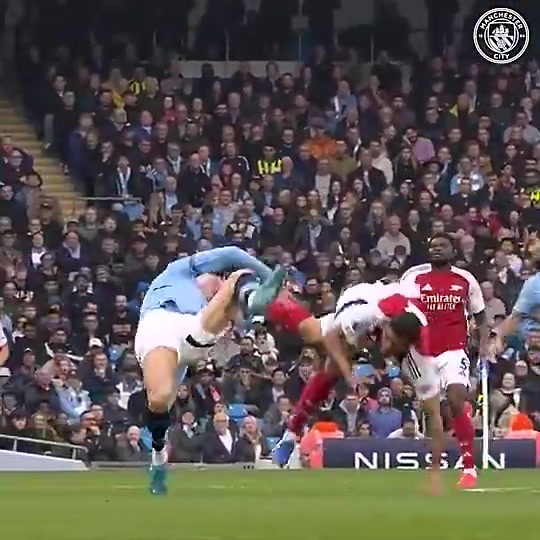 国外网友：哈兰德曾连续两次撞翻阿森纳的钢铁防线