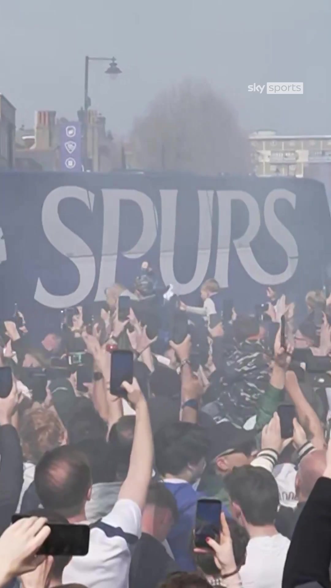 保级生死战！热刺球迷在球队大巴外加油助威