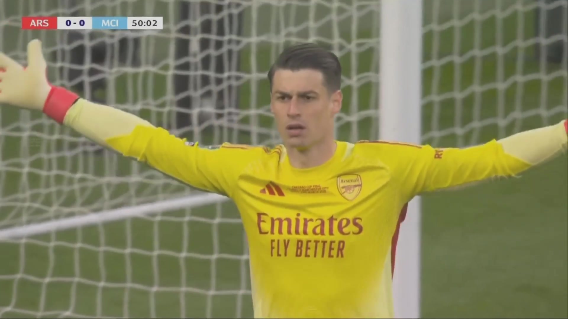 险送大礼！凯帕出击解围判断失误，后续拉人犯规被出示黄牌！