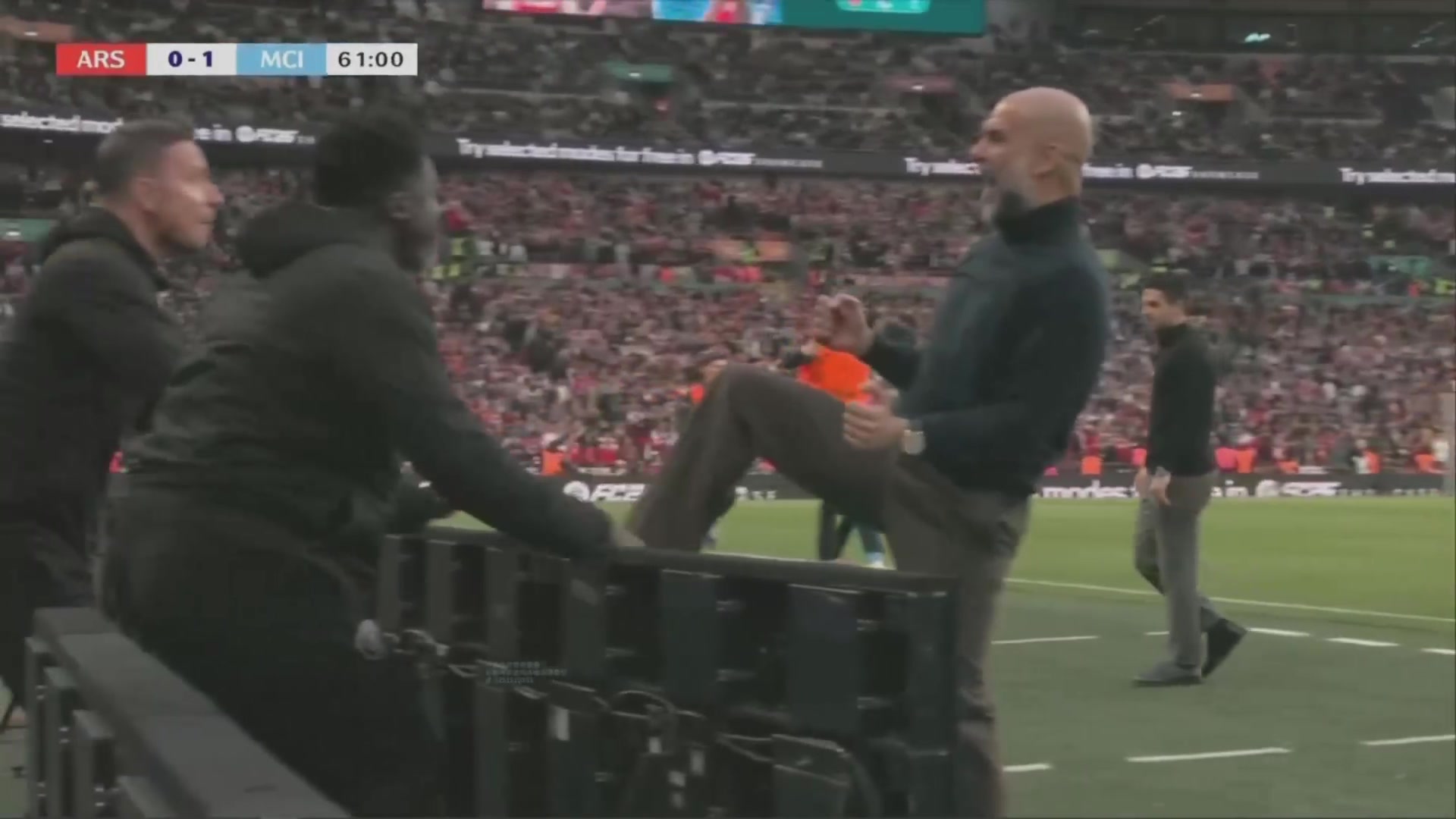 奥赖利打破僵局建功！瓜迪奥拉场边激情挥拳+怒踹广告牌庆祝！