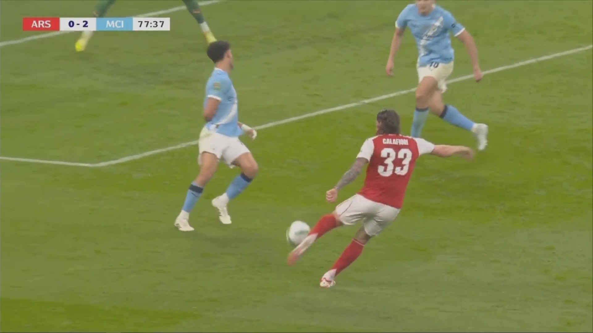 差了一点点！卡拉菲奥里禁区内凌空斩击中立柱！