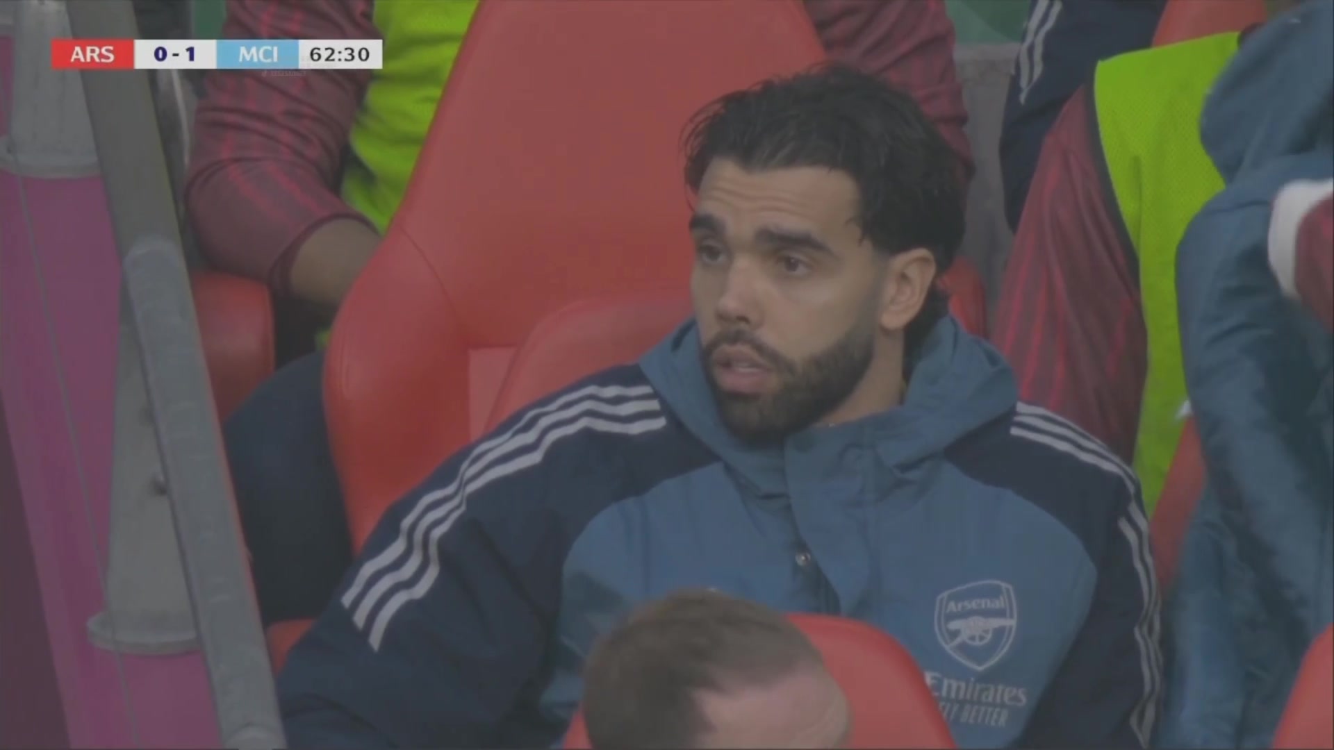 凯帕失误致丢球！镜头意味深长的给到场边的阿尔特塔和拉亚！