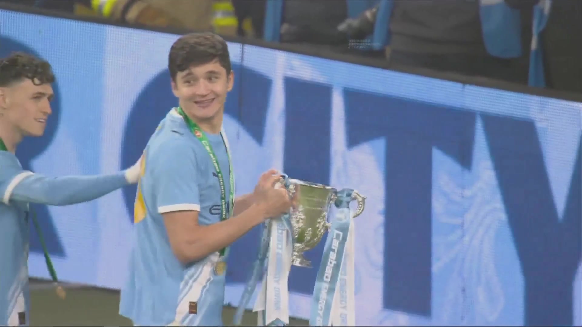 【英超】羞涩小胡胡桑诺夫被队友推着去和球迷一起庆祝夺冠