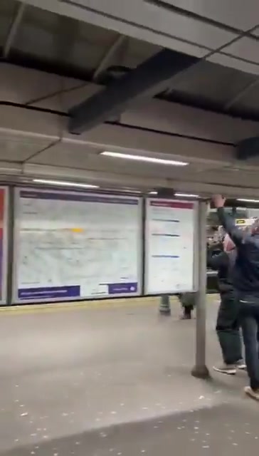 [视频]曼城球迷车站站台挥旗‘骑脸’庆祝，阿森纳球迷默默注视