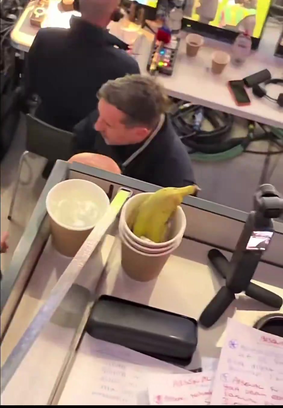 【体育头条】内维尔遭曼城球迷齐声嘲讽“混蛋”，前者做闭嘴手势淡定回应