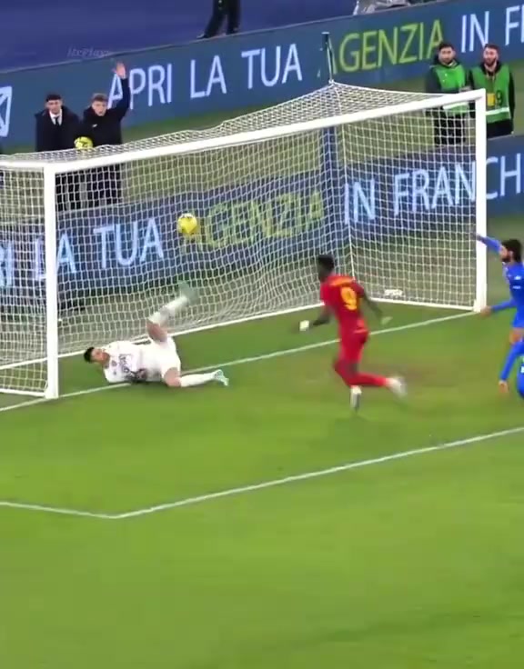 [西甲]连防守球员都开始看门将表演！门将三连扑救合集！