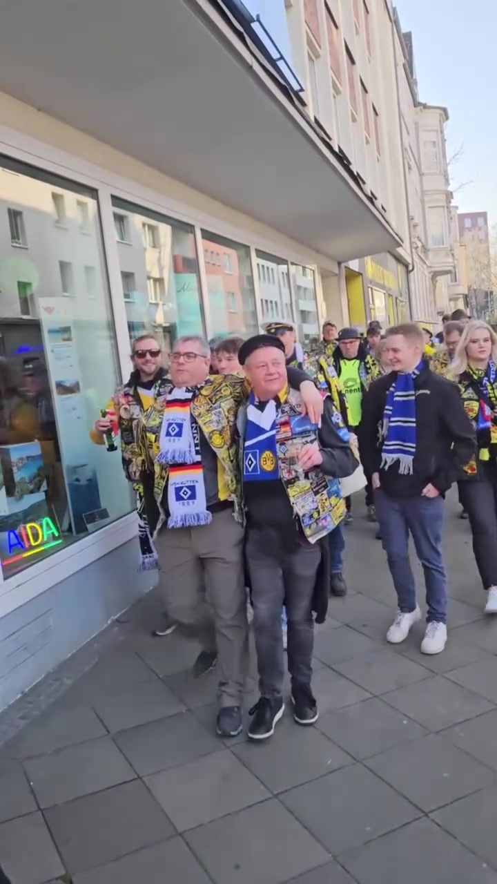 【值得一看】关系很好啊！多特蒙德球迷和汉堡球迷结伴同行！