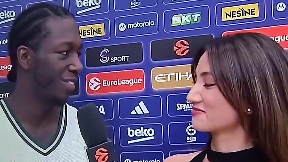 【火箭】颜值真不赖申京闺蜜、土耳其美女记者Aksoy曾采访纳