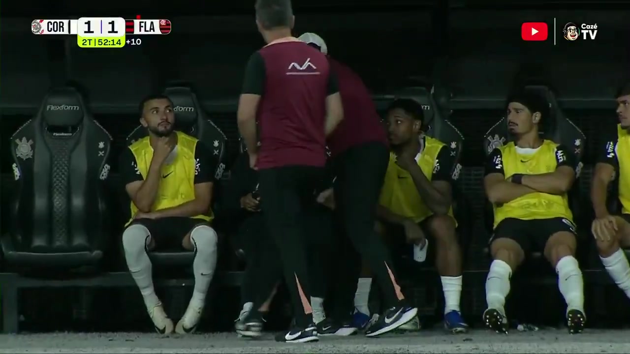 【视频/集锦】德佩替补席玩手机被当场抓包！这表情像极了上课玩