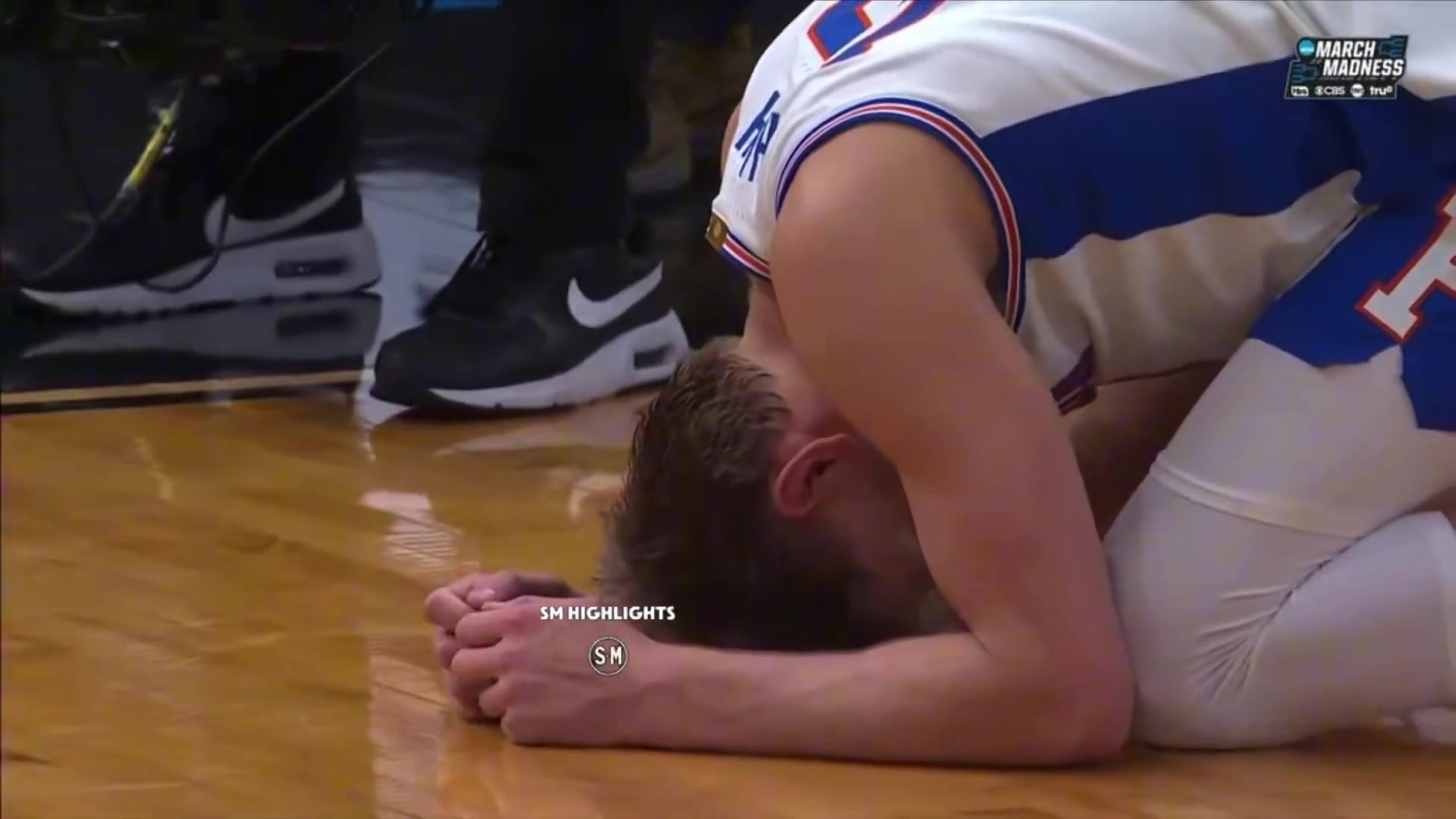 【球迷看点】伤心欲绝！卫冕冠军佛罗里达爆冷出局！托马斯·霍抱头跪地很沮丧