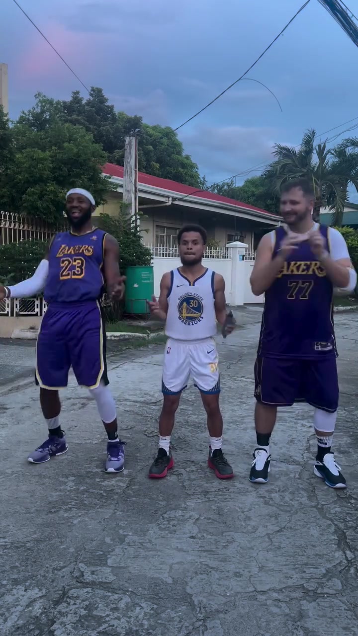 【冲击力画面】笑死！“库里”竟然和“老詹”与“东契奇”一起尬