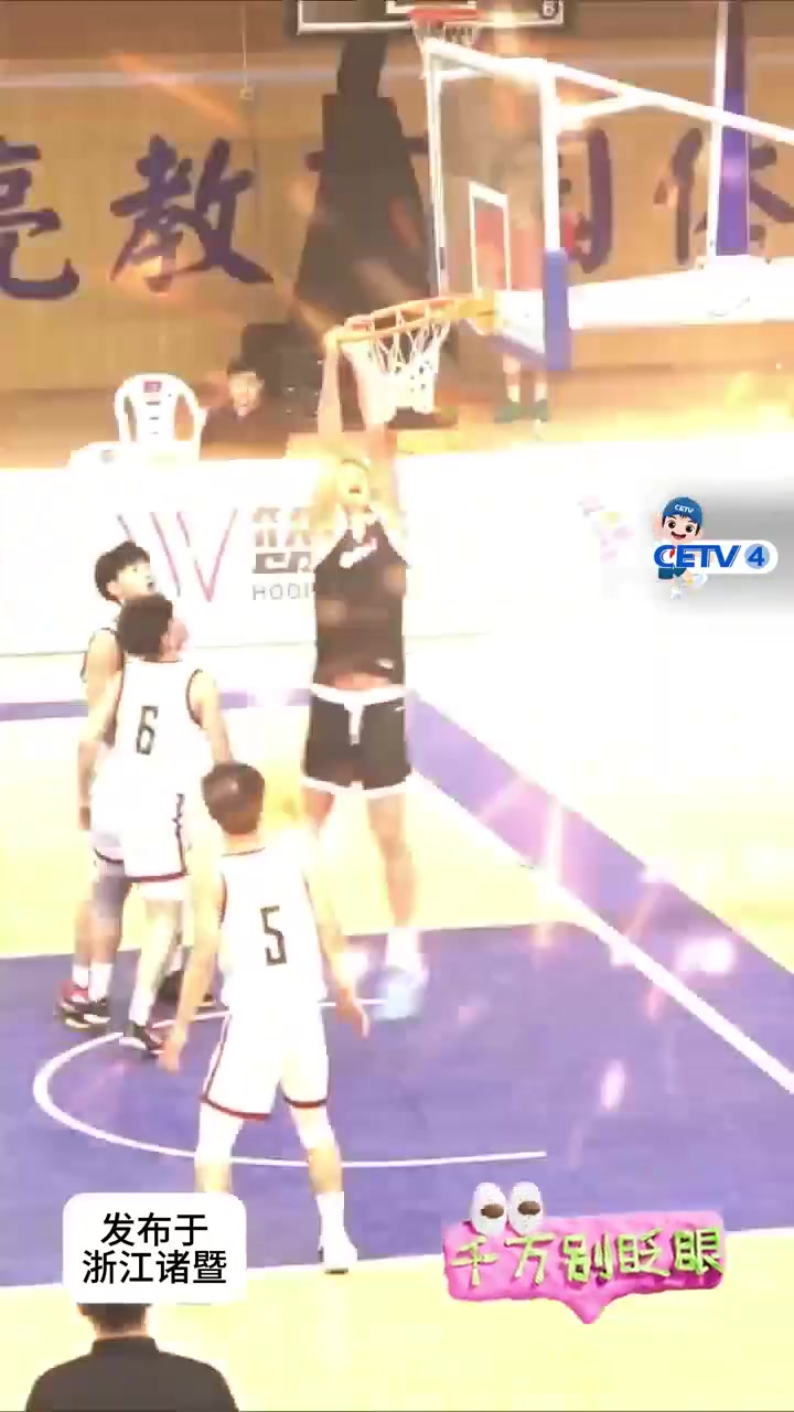 燃爆全场！高中篮球比赛现场惊现“空中接力灌篮”两人配合默契..