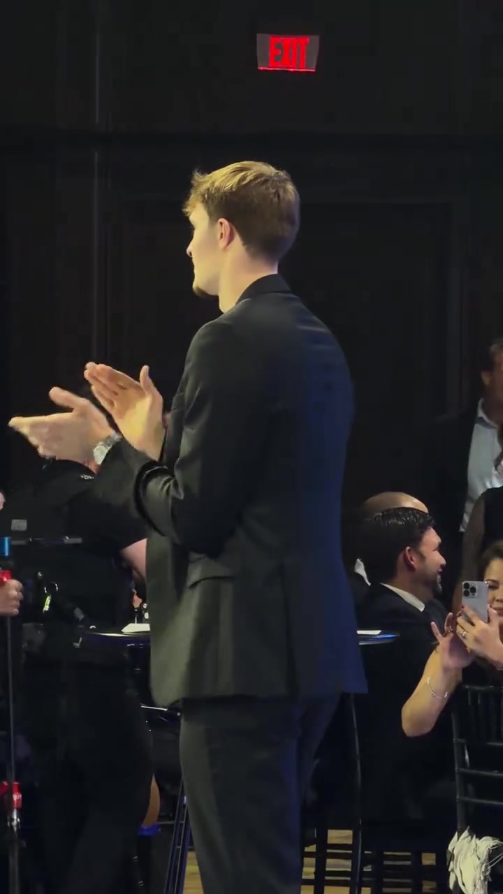 “真帅啊 西装暴徒弗拉格”弗拉格参加独行侠慈善晚宴...