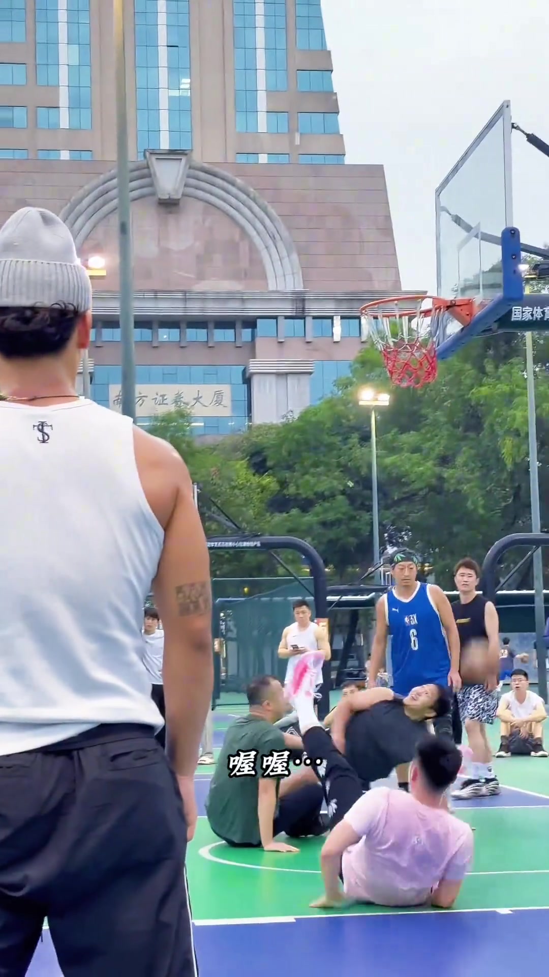 天体惊现“肘击哥”！这铁肘什么路开不了？