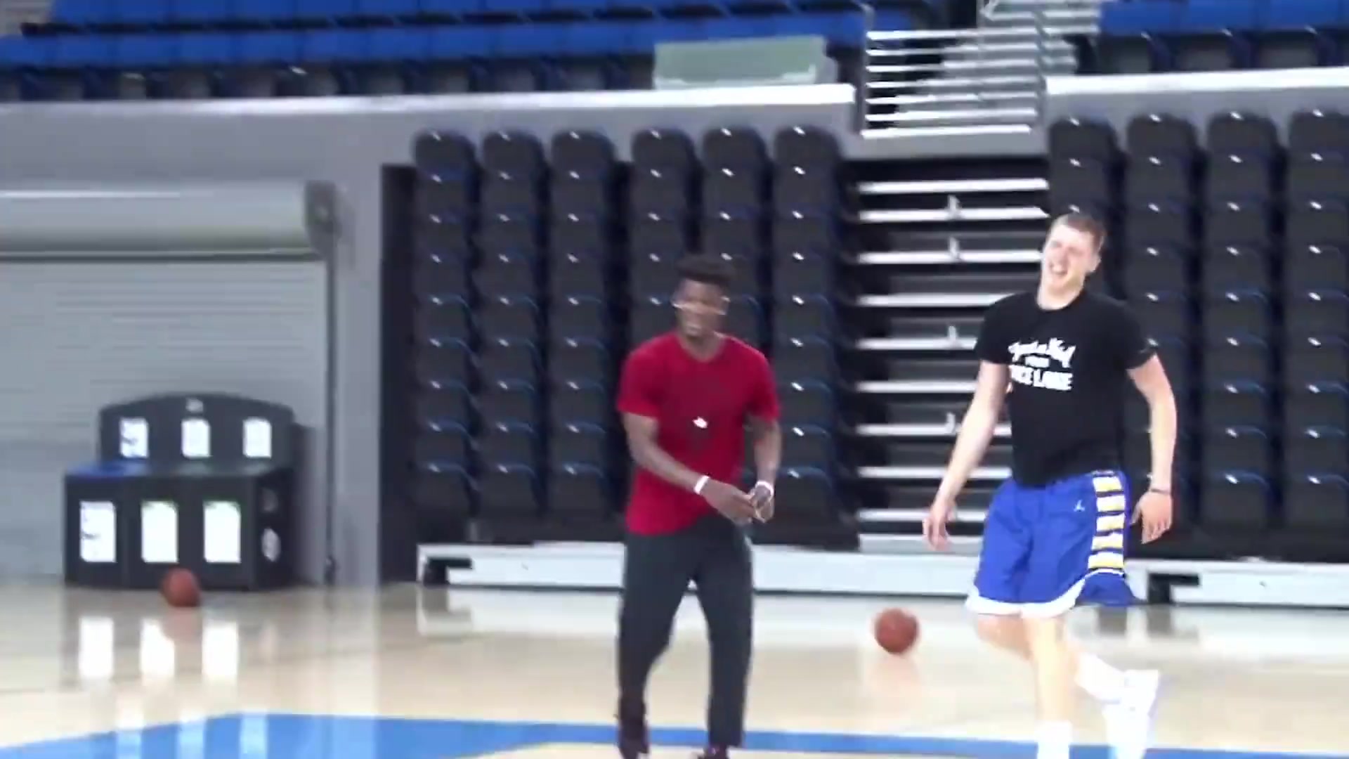 吉米巴特勒和NCAA球星美式单挑，这一招三威胁到底多可怕...