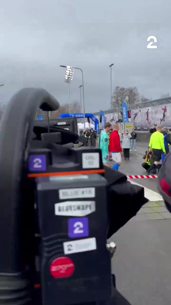 [超清集锦]由于更衣室在体育场对面，球员必须穿过⬅️马路才能进入球场