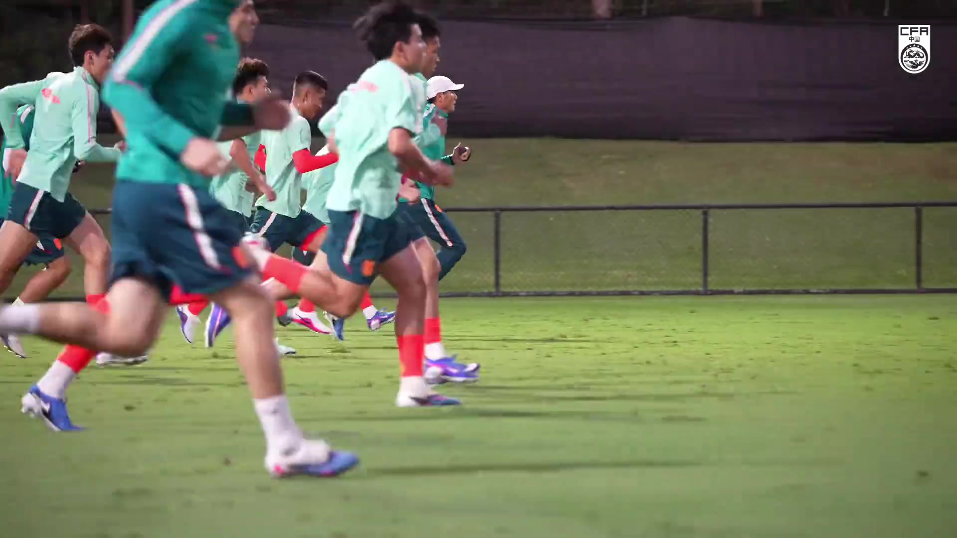 【中国足球】马不停蹄！中国队抵达悉尼后开启首训 张玉宁、杨希