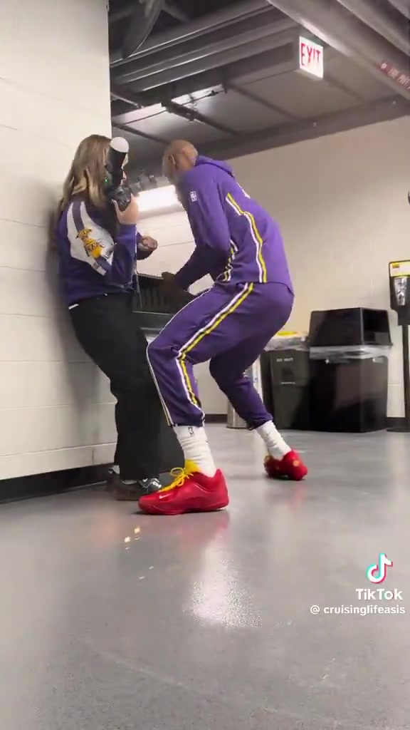 [超清集锦]老头可太逗了✌️！老詹赛前竟在球员通道“拳击”女