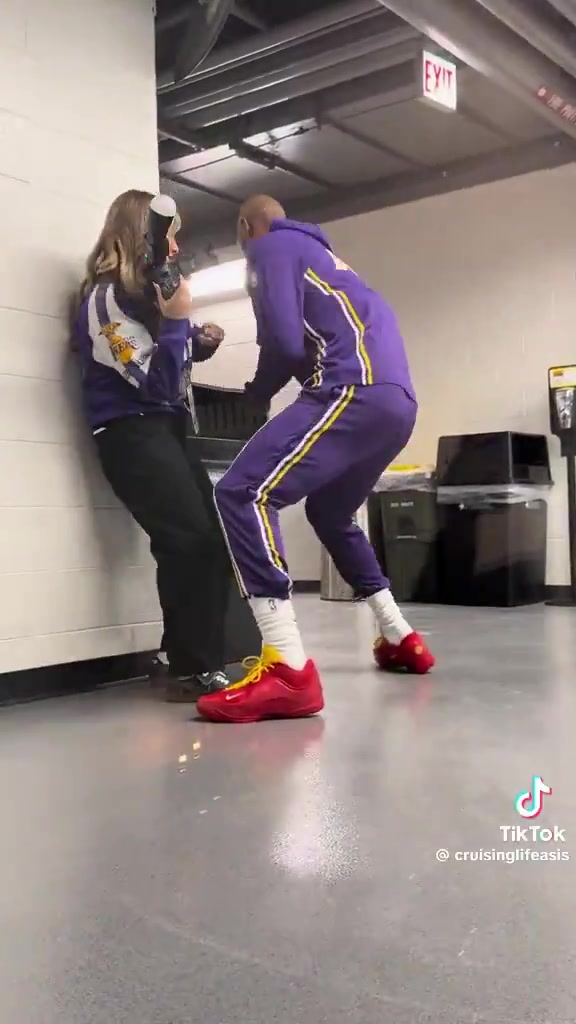 [经典赛事视频]这老头詹姆斯搞怪互动将女摄影师逼退~还⬇️击