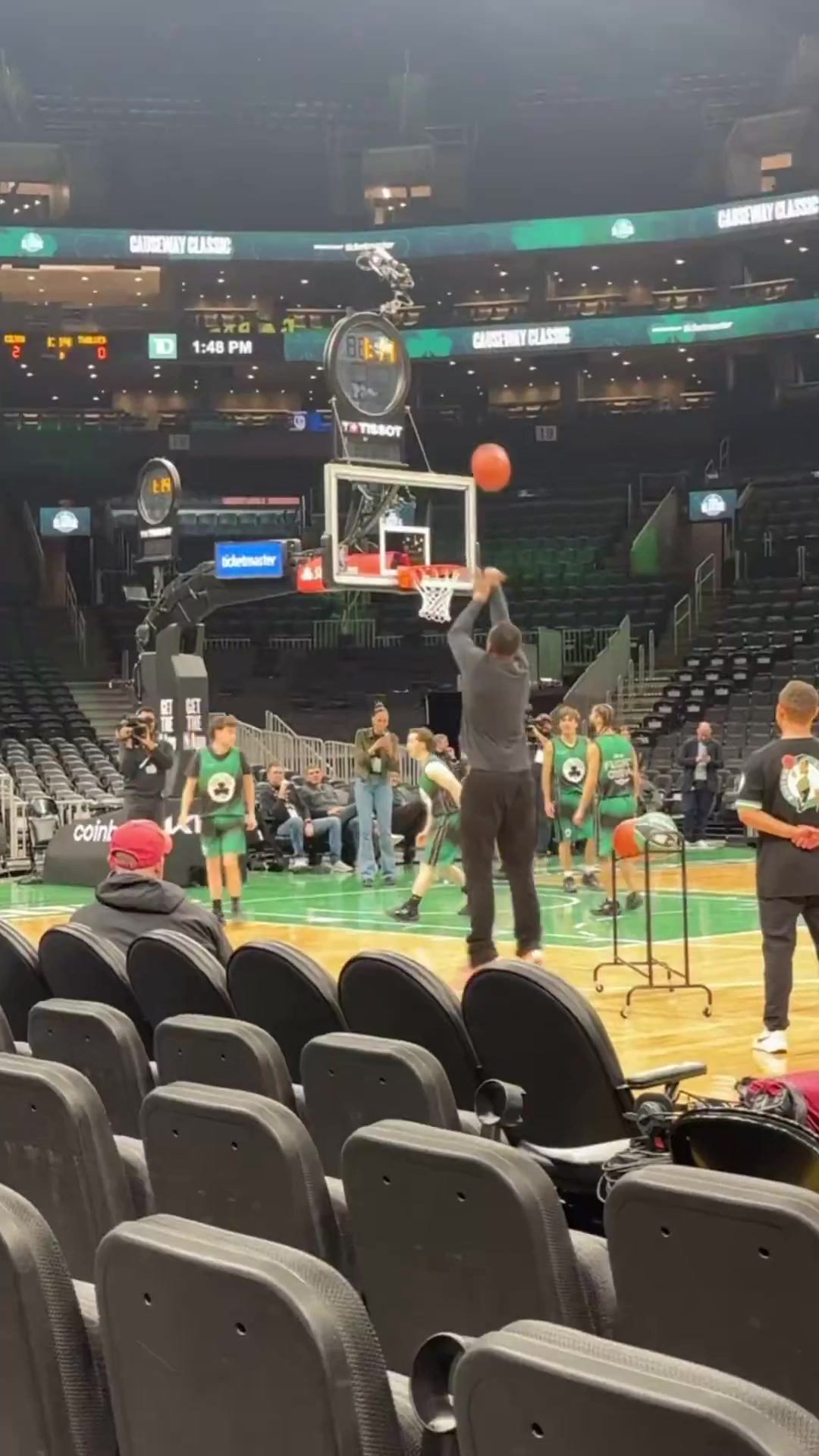 [今日赛事高光]宝刀未老啊皮尔斯赛前手痒，45度角三分5投全