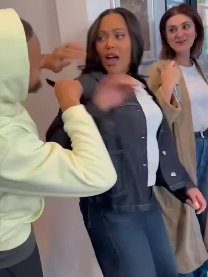 【赛场热镜】这小两口库里➡️假扮发型师给阿耶莎梳头，结果光速