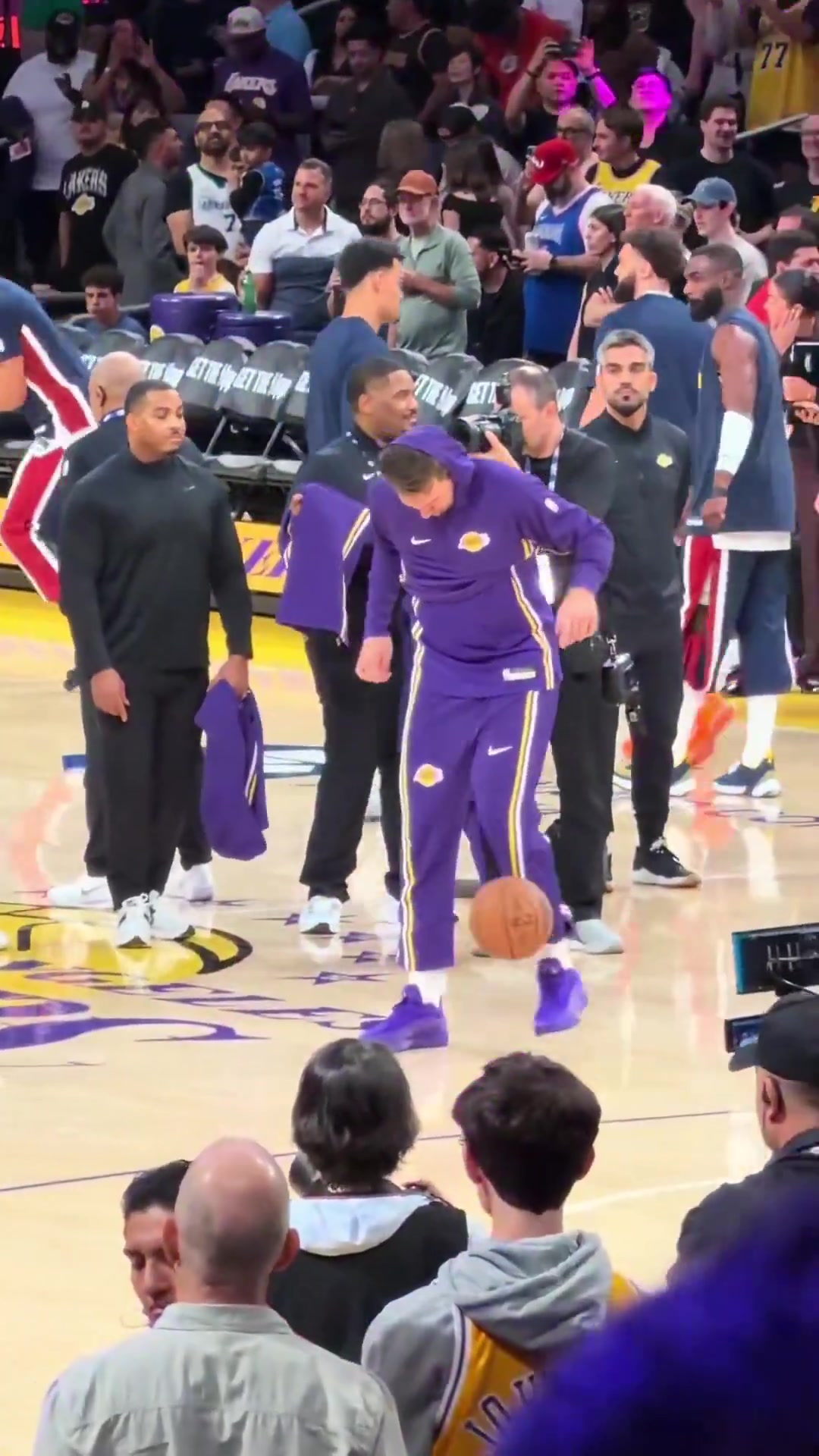 [最新焦点视频]不愧皇马出身！东契奇秀颠球技术，直接踢球给八