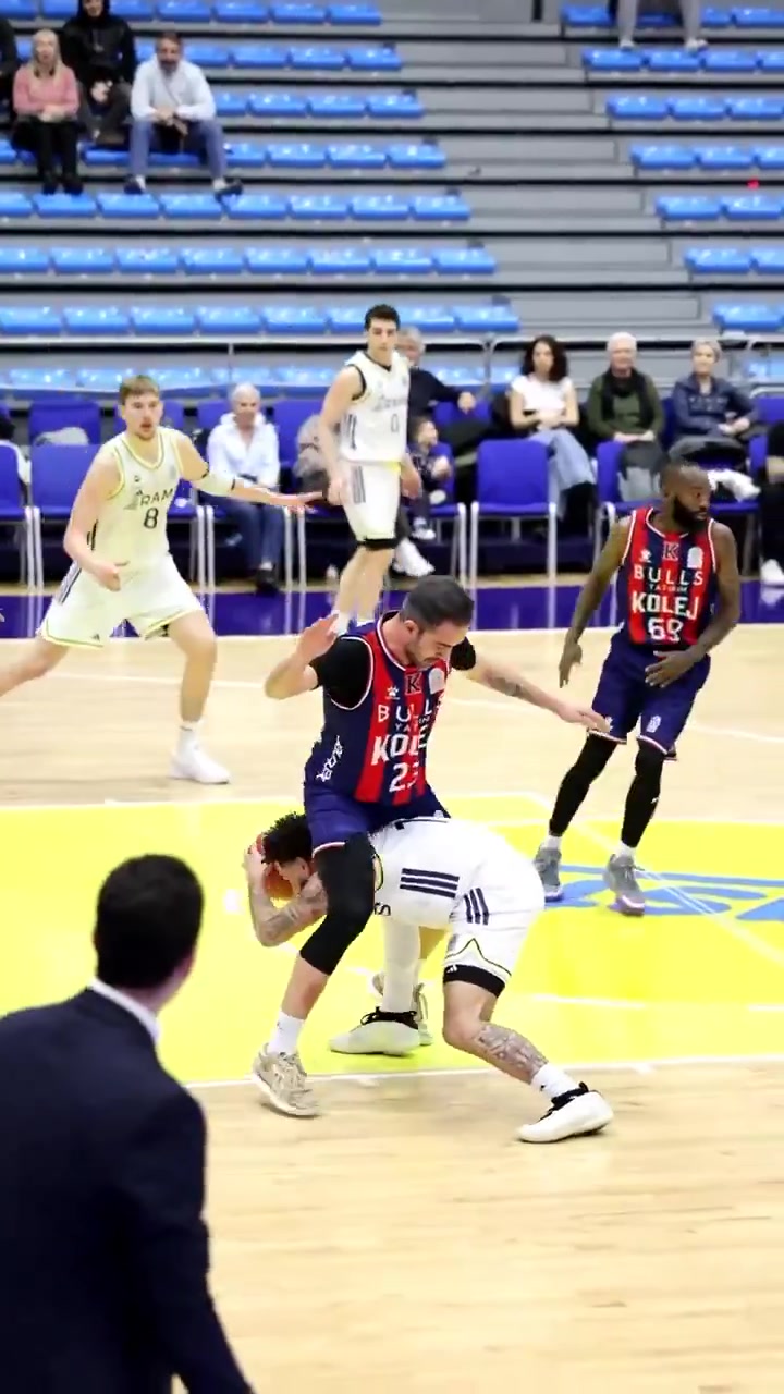 【推荐视频】炸裂钻裆过人国外一球员竟从对手裆下钻过上篮！对文