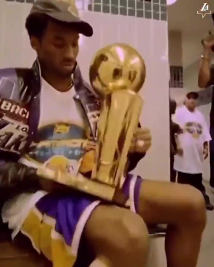 [科比]造就传世名画！当年湖人工作人员将奖杯交到科比怀中~