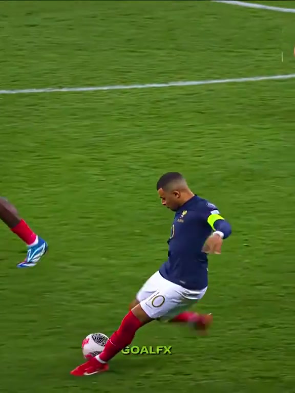 【体育视频】超级惨案！名场面：当门将垂头丧气时，姆巴佩伸出了