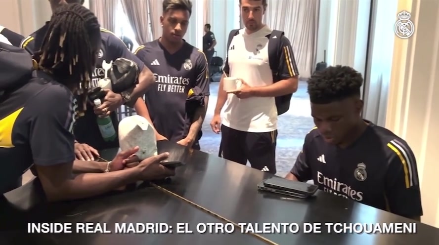 【今日视频】高材生！名场面：楚阿梅尼弹奏钢琴曲！