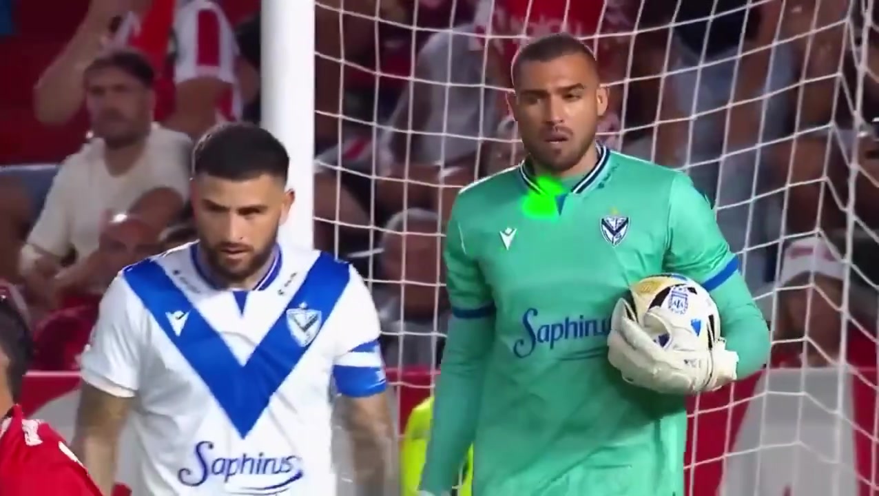 [火热片段]危险行为！摄影师敏锐的发现了激光笔✌️，网友对此怎么看？