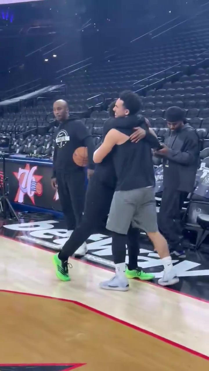 【赛后集锦】到哪都是团宠！球迷拍摄麦凯恩与洛瑞以及76人工作