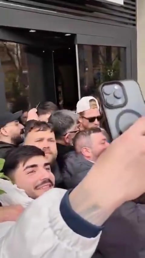 [视频/集锦]巨星待遇！德布劳内在那不勒斯一家香水店外被球迷