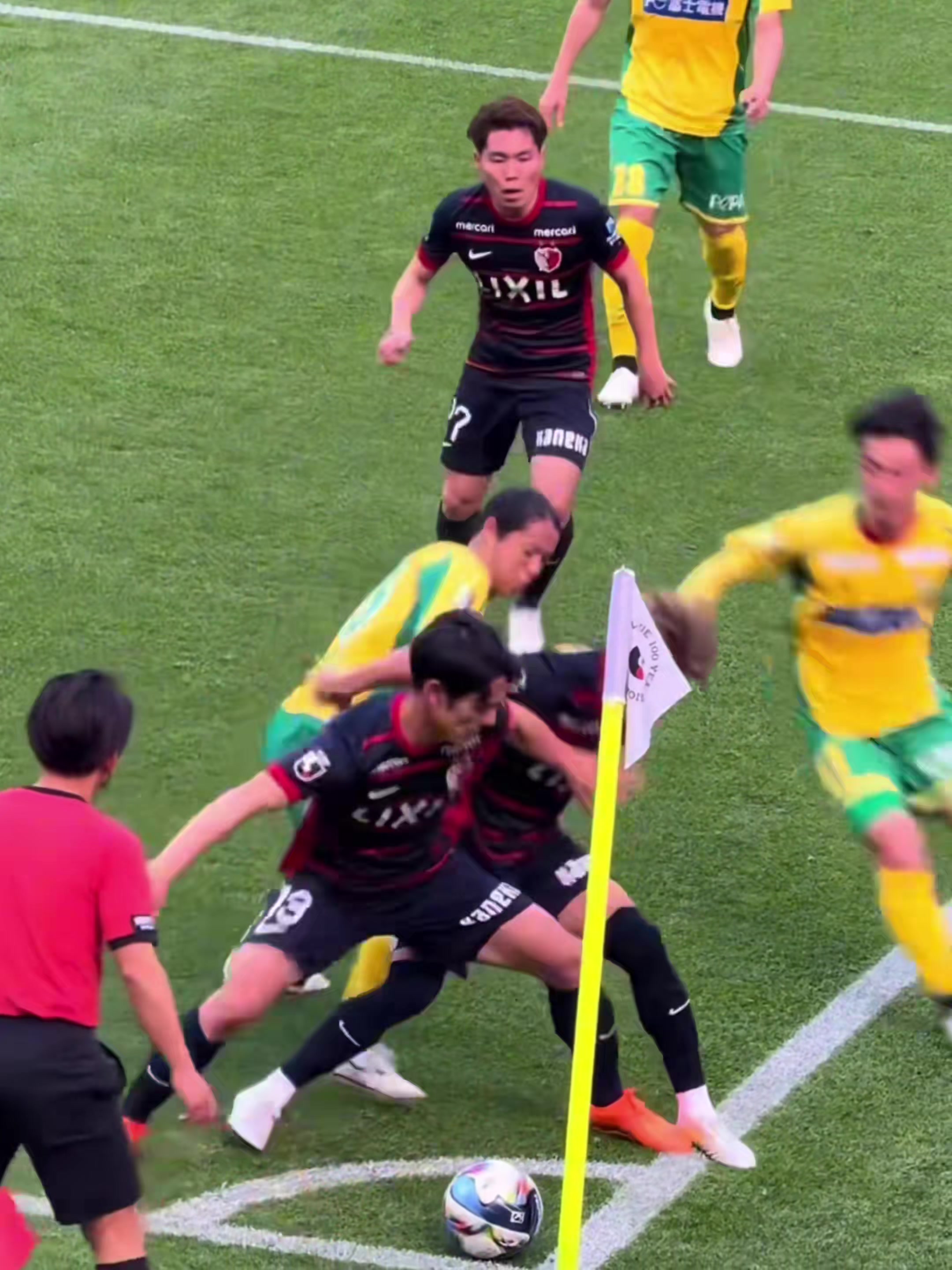 [进球视频]似曾相识！J联赛惊现肉盾式护球！全员叠罗汉抢球这