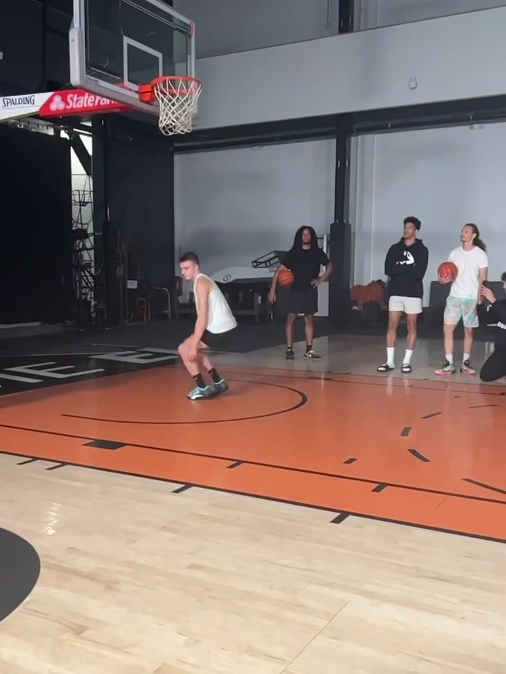 【比赛高能镜头】卧槽，这是吃弹簧长大的？外国小伙这弹跳也太炸裂了