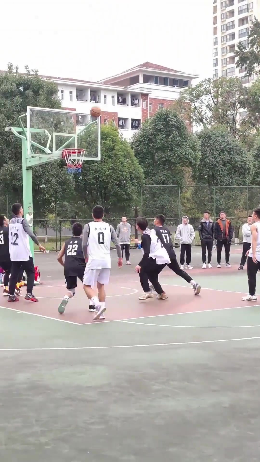 【球迷狂欢瞬间】讲真，在学校里你要是投三分很准，真能让你获得