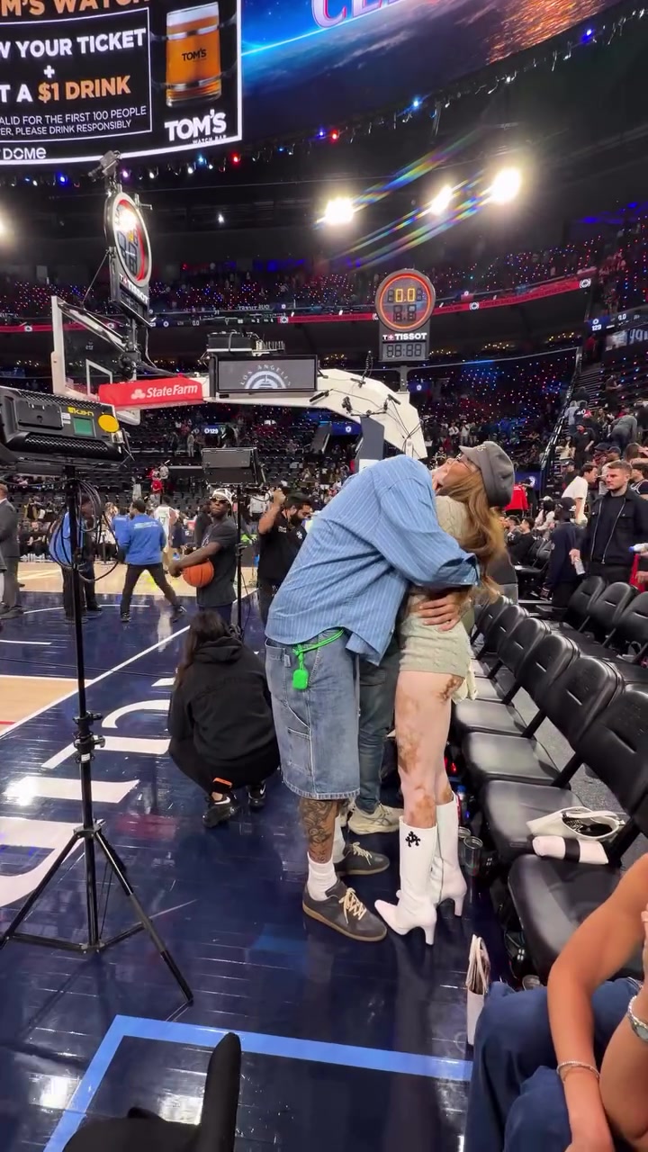 【今日冲击镜头】大庭广众下狂秀恩爱！库兹马拍了下女友大腿，随